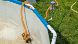 Как слить воду из бассейна на даче до дна
